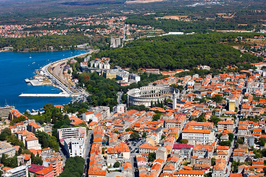 Guest House Hotel Riviera Пула Экстерьер фото
